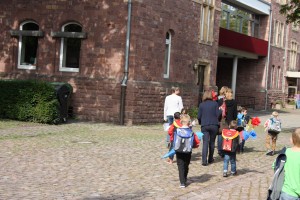 Die Klasse 1a auf dem Weg in ihr Klassenzimmer.