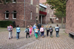 Die Klasse 1b macht sich auf den Weg.