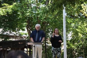 Herr Langel begrüßt die Gäste.