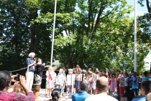 Herr Langel dankt dem Grundschul-Chor.