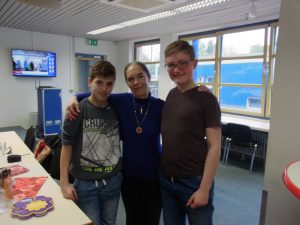 Frau Segnitz unterstützt die Jungs.